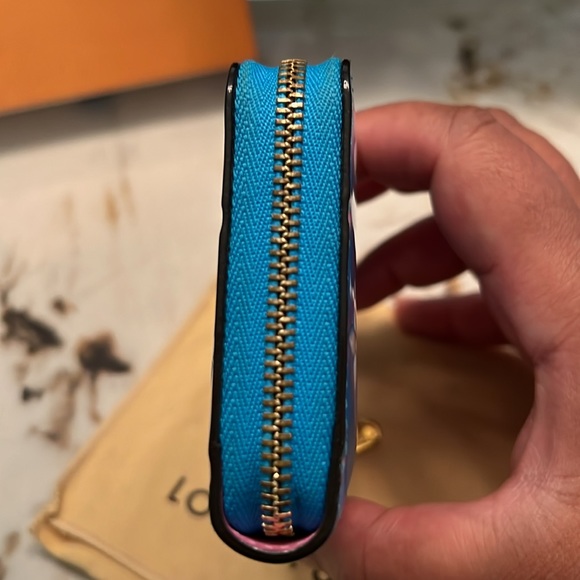 📣SOLD📣 LOUIS VUITTON | Limited Edition 2022 Valentine Vernis Zippy Card Case - Picture 5 of 8